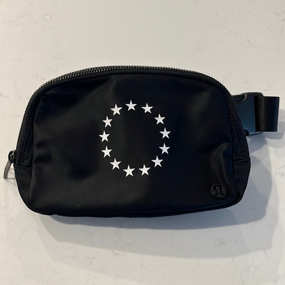 lululemon athletica Handbags - Lululemon Everywhere Belt Bag